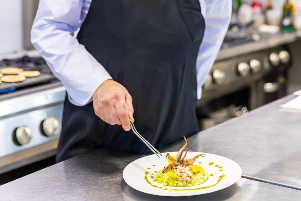 chef sorridente ammira piatto