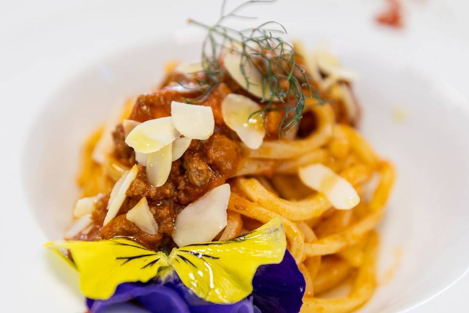 dettaglio pasta con fiore edibile