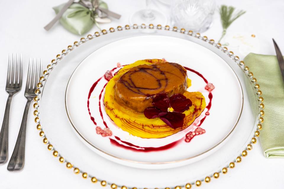 piatto carne ambientato tavola elegante