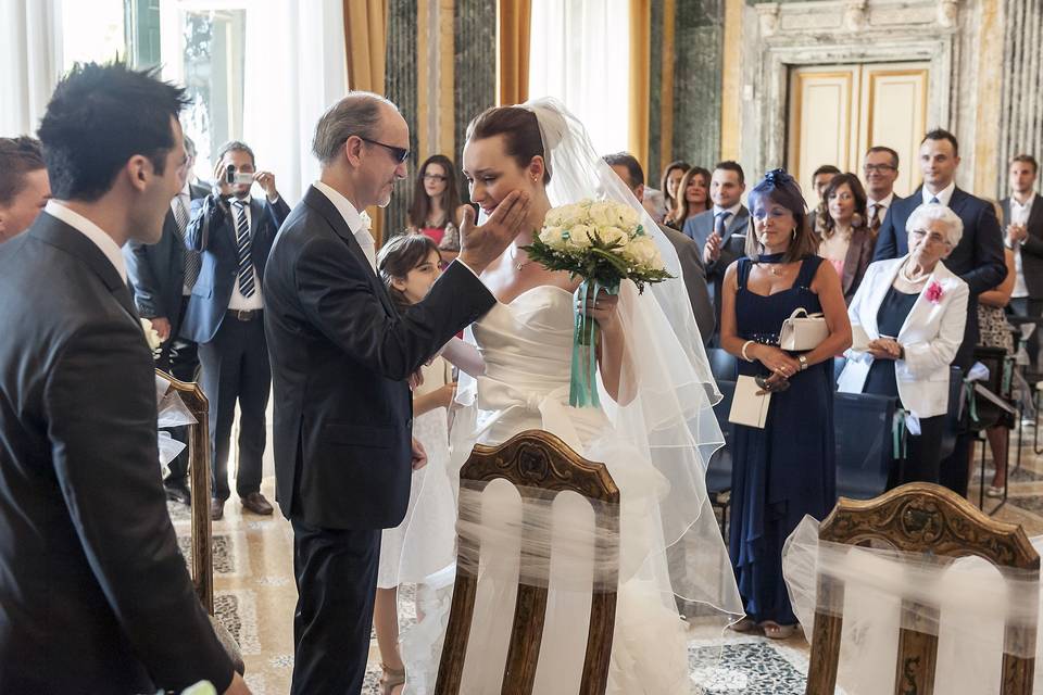 Un emozionato papà e la sposa