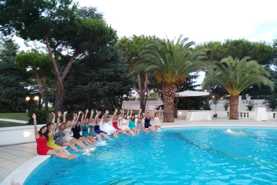 Sposa in piscina