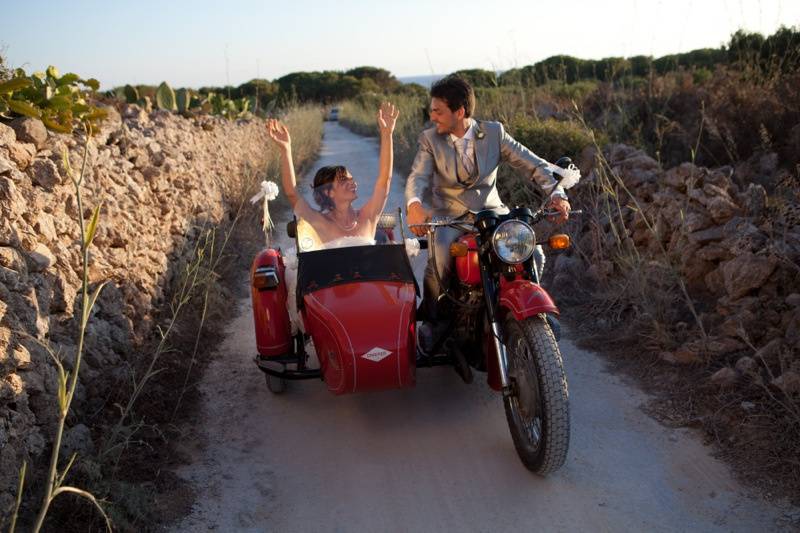 Favignana-matrimonio-moto