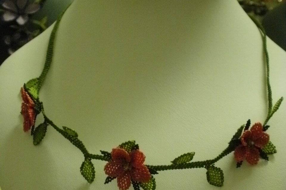 Collier seta lavorato ad ago