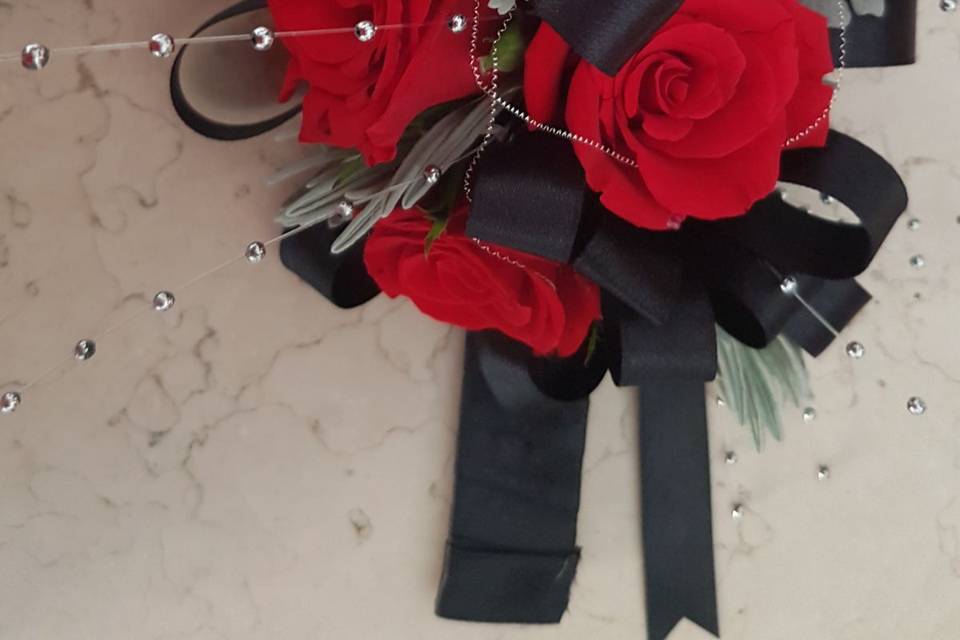 Corsage di rose rosse