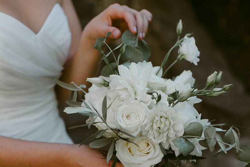 Bouquet con dalie e lisiantus