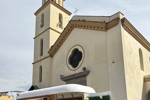 Aperitivo fuori chiesa