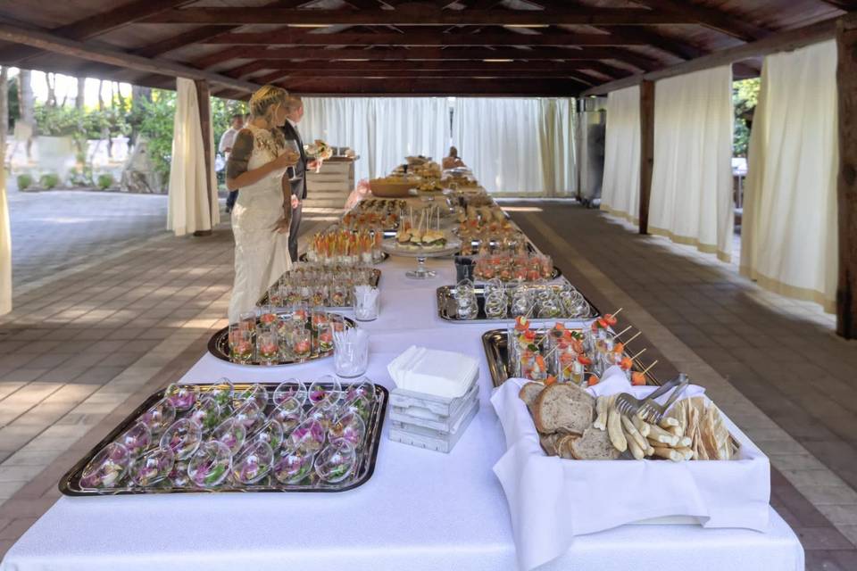 Arrivo sposi con buffet