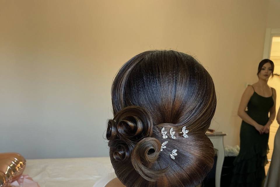 Chignon elegante con rose