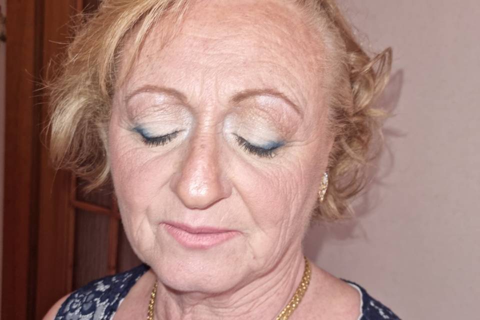 Make-up anti-age toni blu