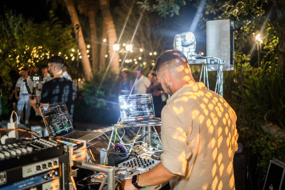 Campo largo della console del DJ con luci notturne
