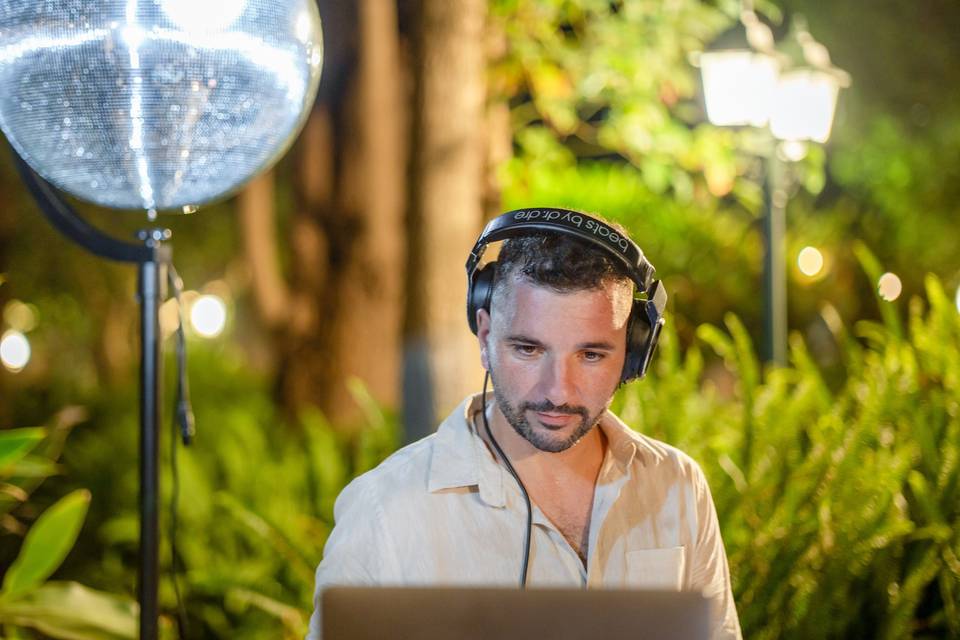DJ al lavoro nella notte all_aperto