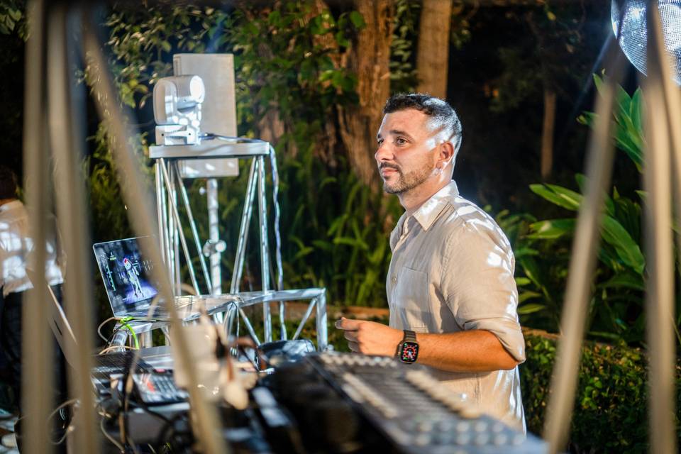DJ che lavora nel giardino notturno