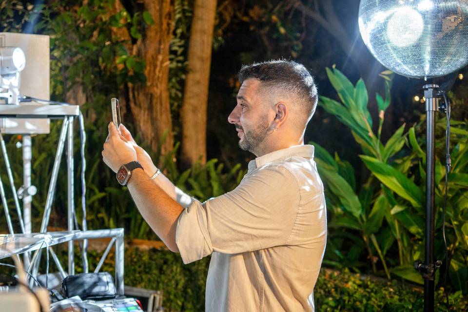 DJ che scatta una foto con il cellulare