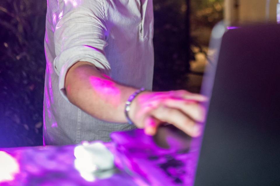 DJ che si esibisce in luce viola all_aperto