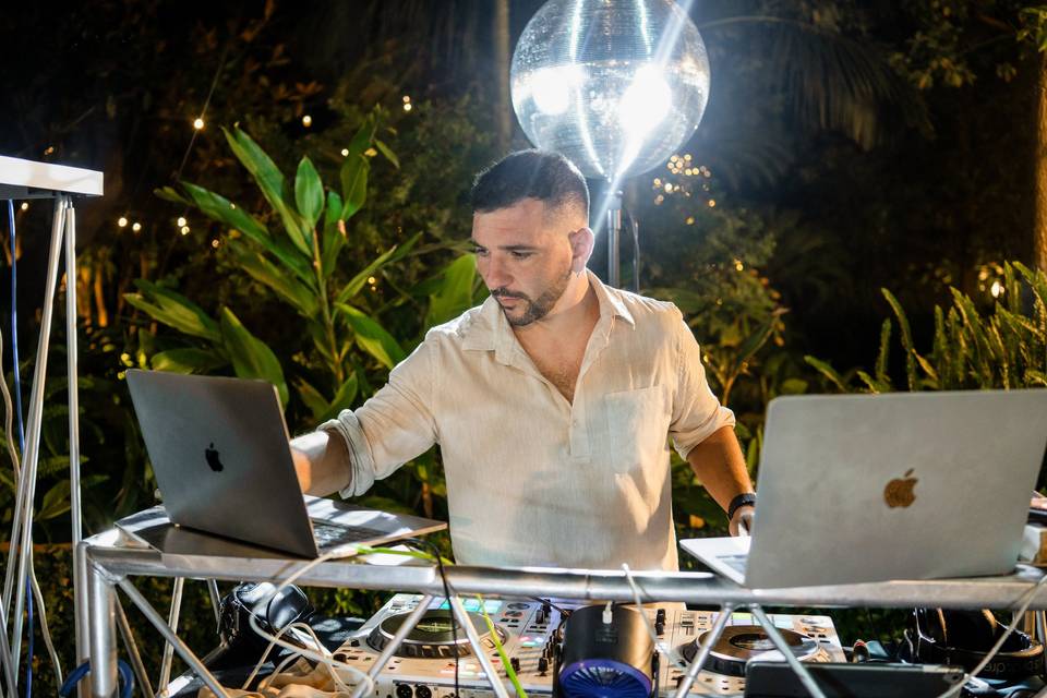 DJ con palla stroboscopica alle spalle all_aperto