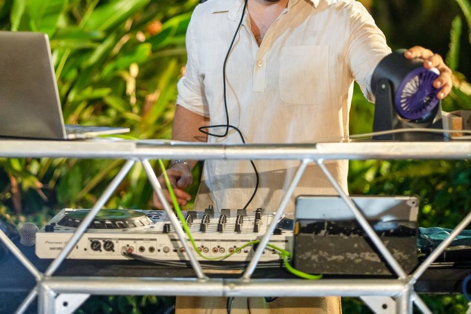 DJ su palco esterno con palla stroboscopica