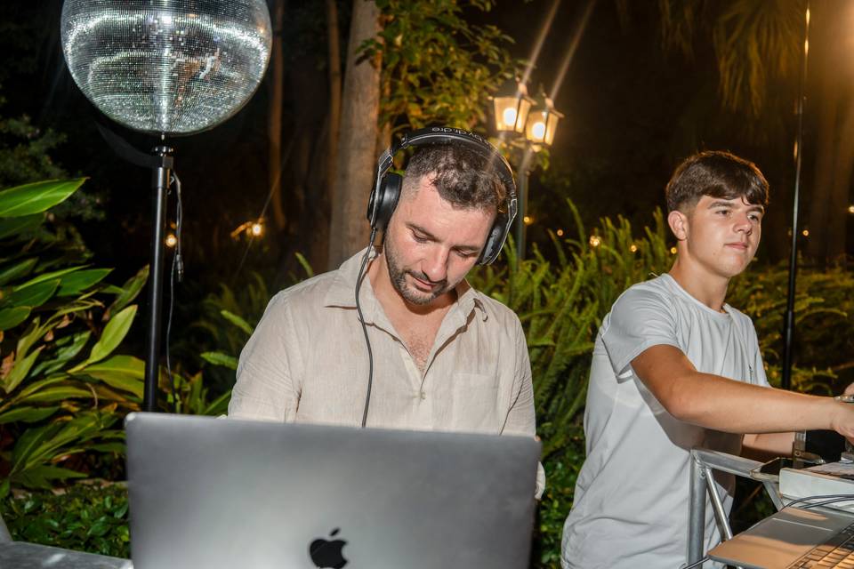 Due uomini alla postazione del DJ di notte