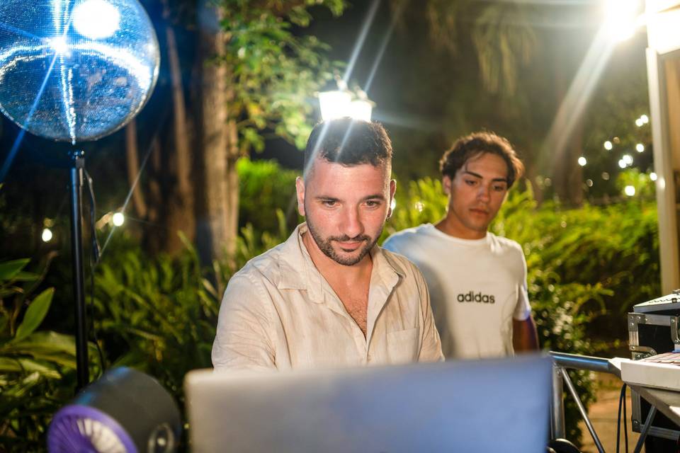 Due uomini che parlano alla cabina del DJ