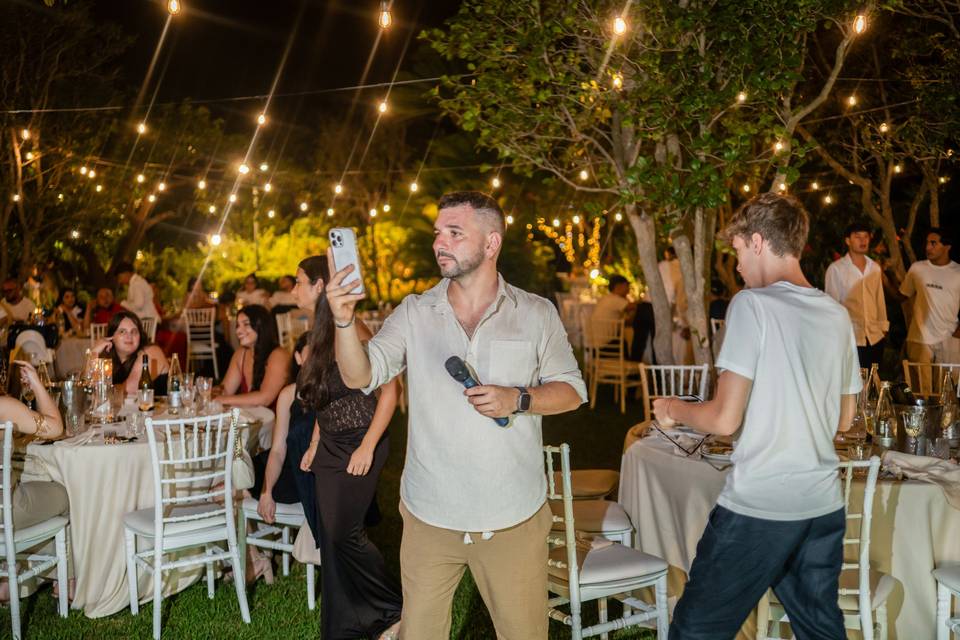Folla in giardino durante un evento notturno