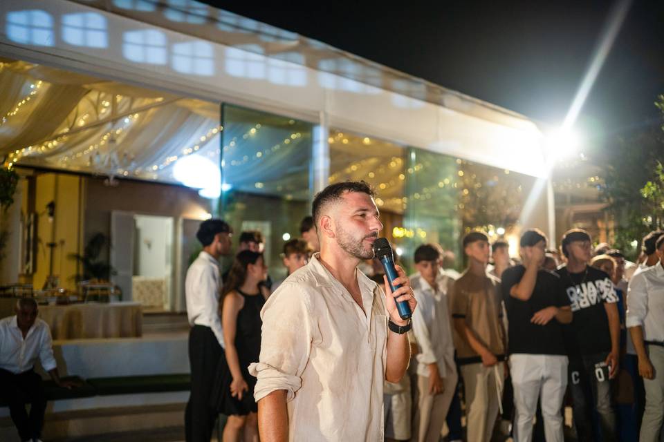 Gruppo di persone a un evento notturno esterno