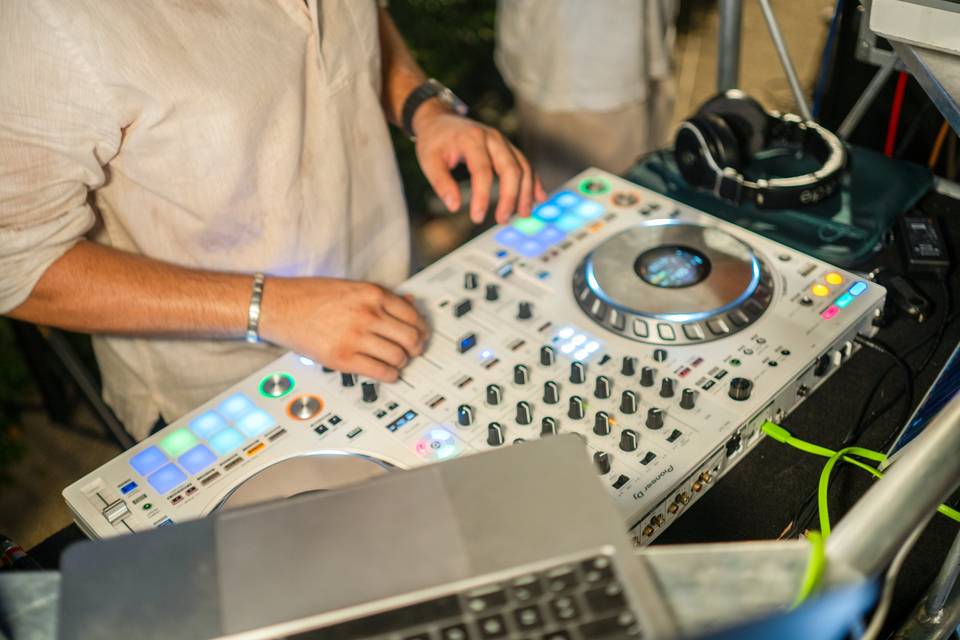 Mani sul mixer del DJ primo piano