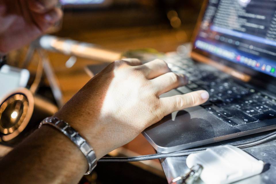 Mano sul portatile particolare tecnico