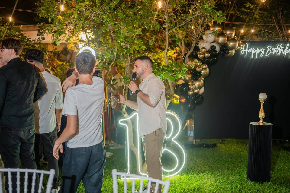 Persone vicino a un_insegna al neon per diciottesimo