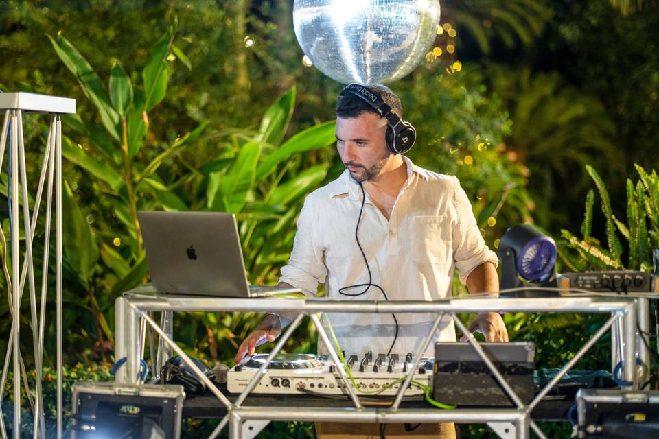 Postazione DJ nel giardino notturno