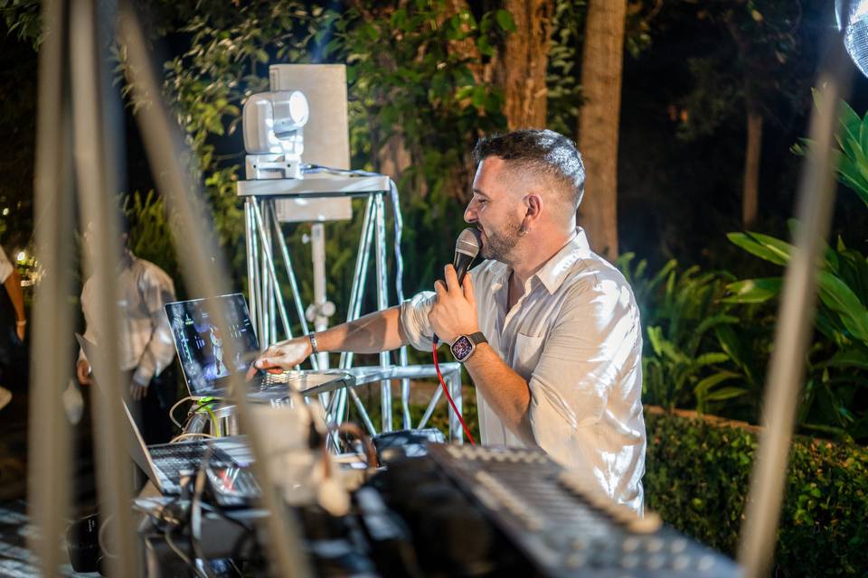 Profilo del DJ alla postazione nella notte all_aperto