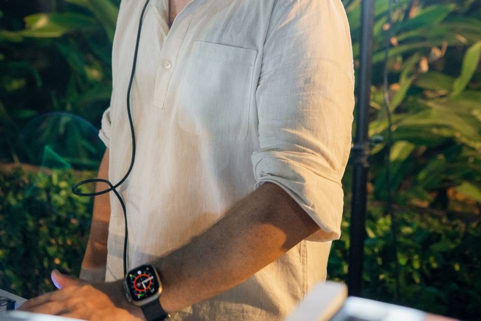 Ritratto del DJ con luce della palla stroboscopica