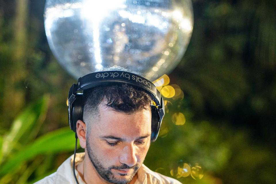 Ritratto del DJ in ambiente esterno