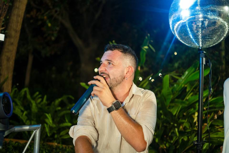 Uomo che canta al microfono all_aperto