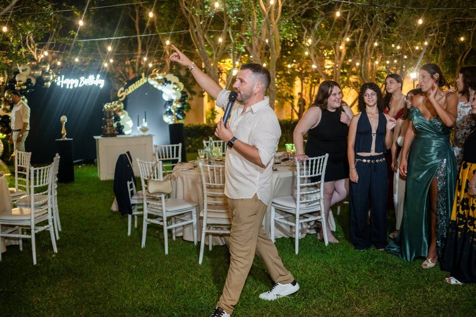 Uomo che esulta e balla in giardino