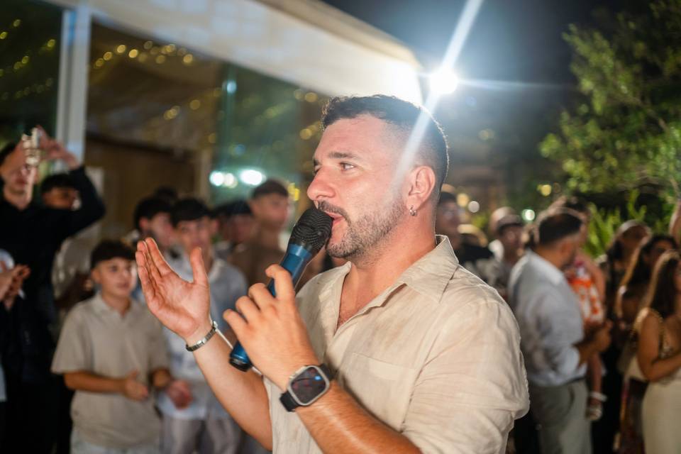 Uomo che parla alla folla di notte