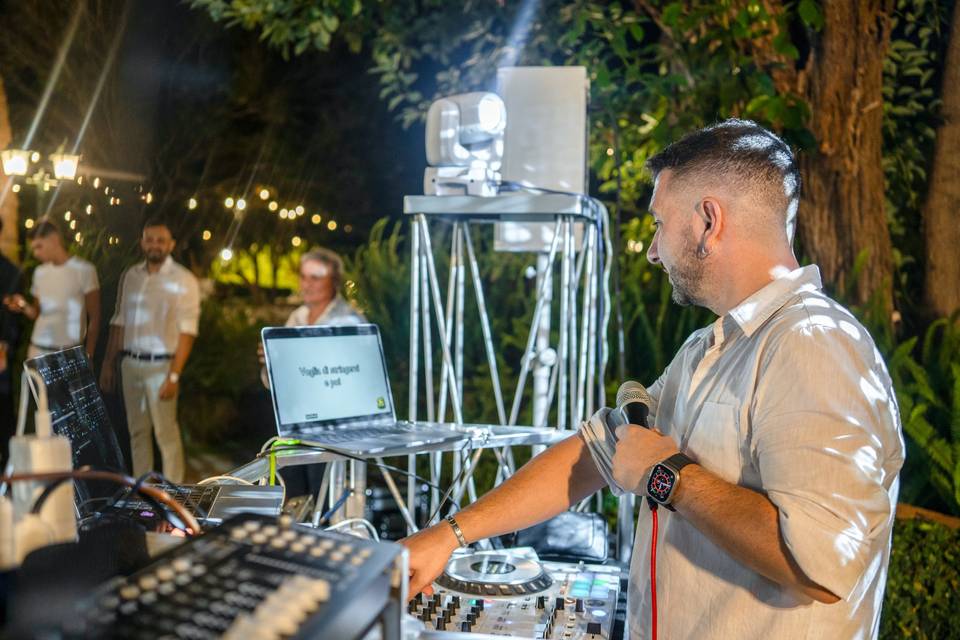 Vista ampia della console del DJ all_aperto
