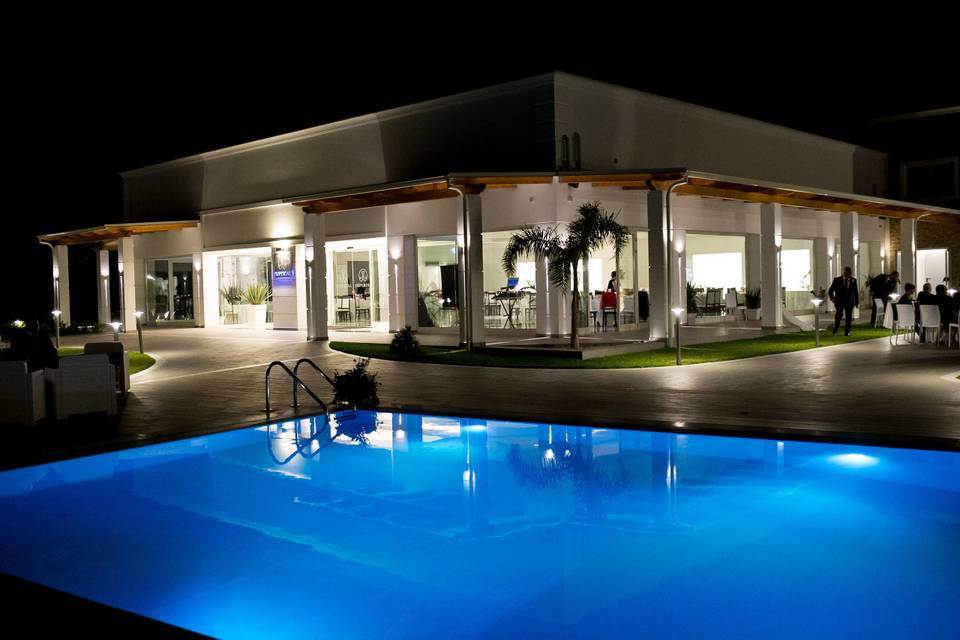 Esterni di sera con piscina