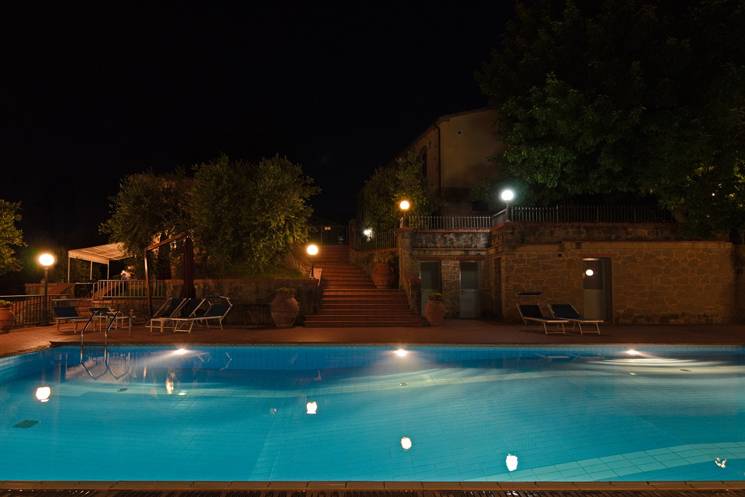 Piscina di notte