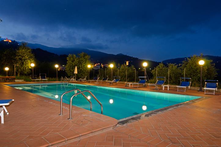 Piscina al tramonto