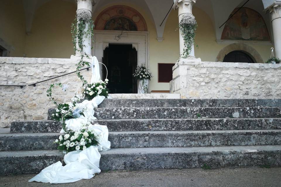 Addobbo fuori dalla chiesa