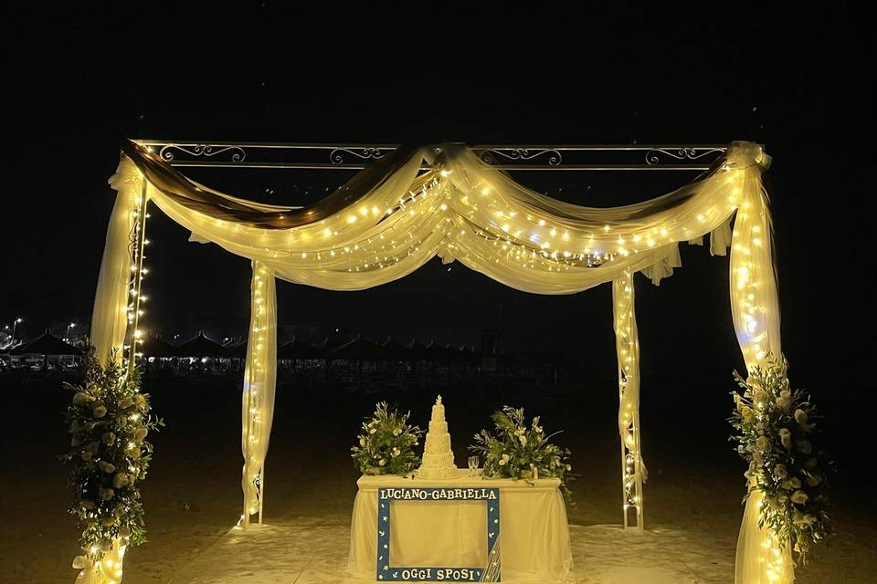 Gazebo illuminato in spiaggia