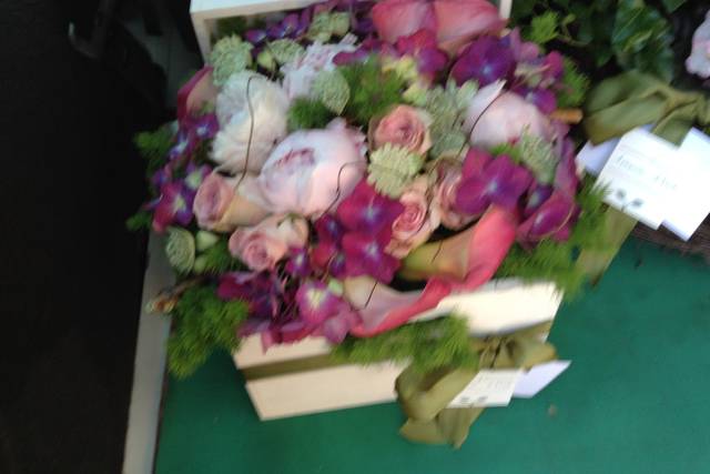 Scatola con ortenzie e rose
