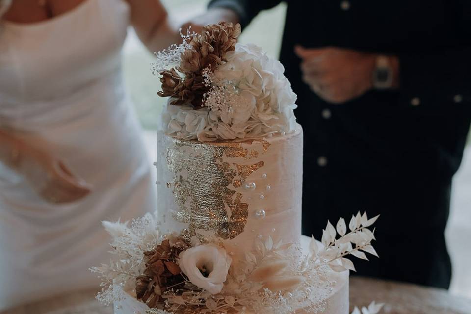 Wedding cake with dried flower