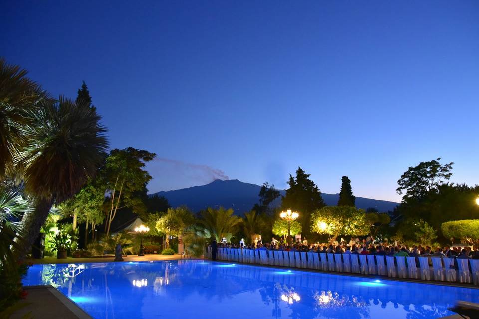 Banchetto piscina vista Etna