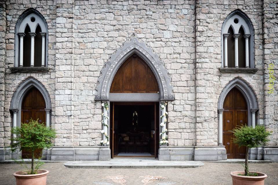 La chiesa in bianco a Stresa