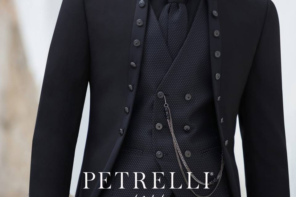 Total black Petrelli