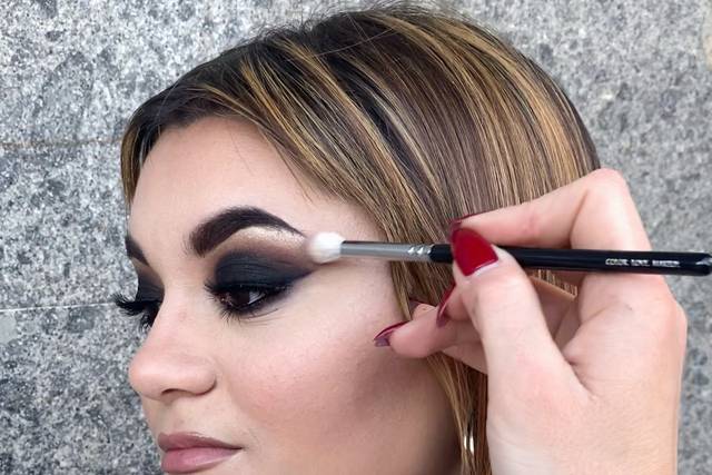 Smokey eyes strong