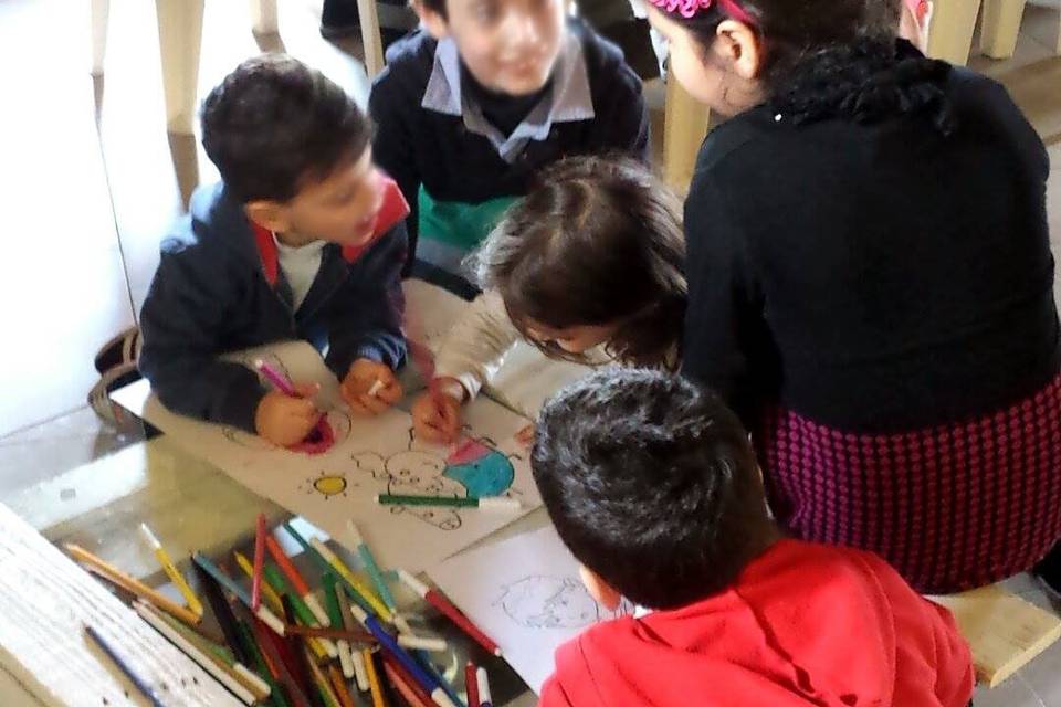 I bambini mentre colorano