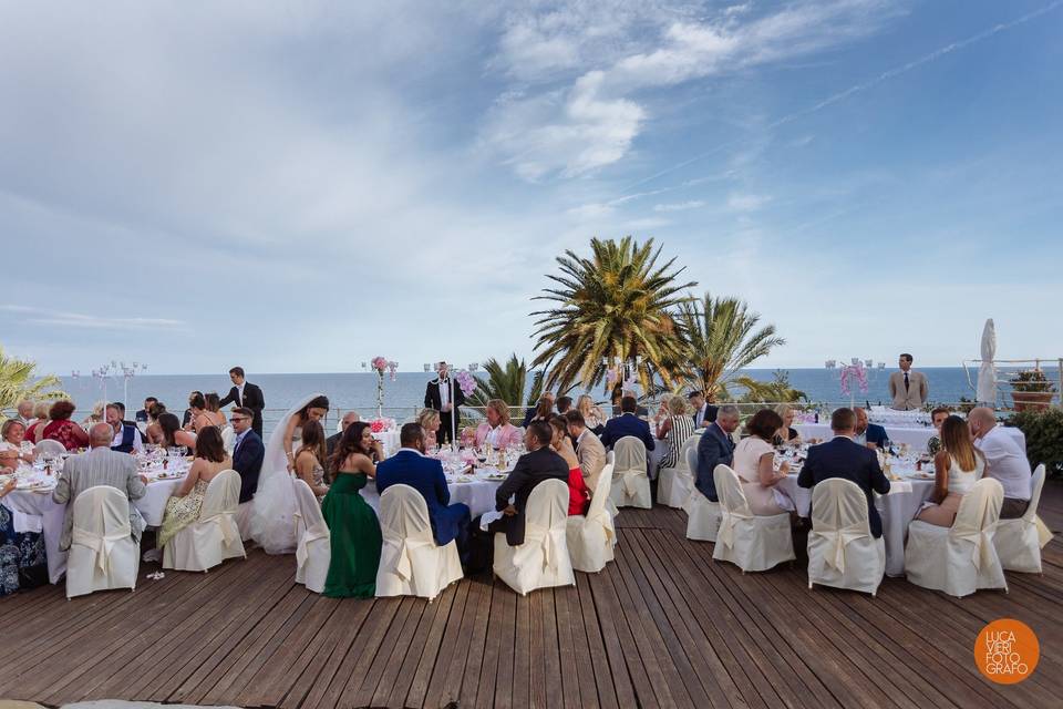 Cena nuziale a bordo piscina