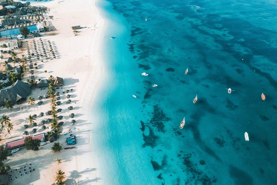 Spiaggia tropicale a Zanzibar
