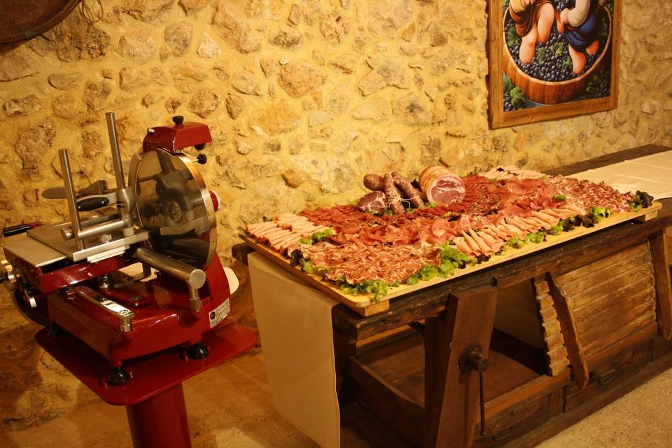 Buffet di antipasti in cantina